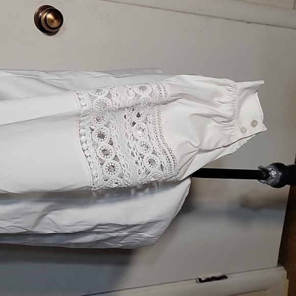 Chico's Poplin sleeve White Blouse Lace Sleeve Detail Button Down L beach Top - Picture 5 of 7